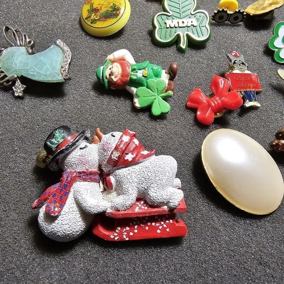 Lot Of 23 Pins And Brooches Different Styles Materials Colors And Shapes see pic - Picture 7 of 8